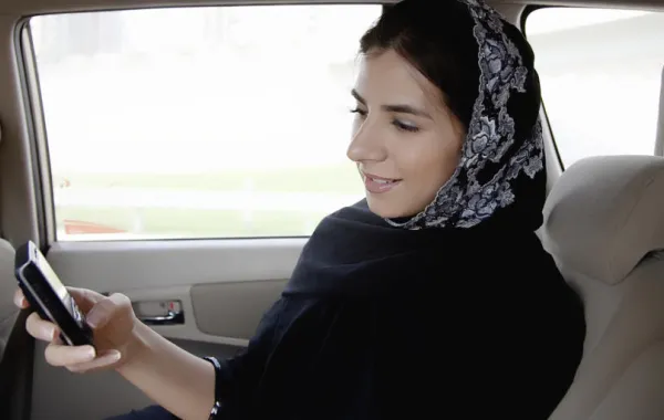 "واتس اب" يغرِّم خليجية 10 آلاف دولار