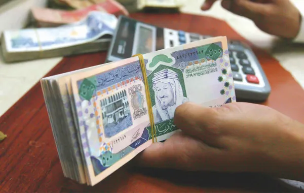 مطالبات برفع أجور السعوديين لـ 6000 ريال