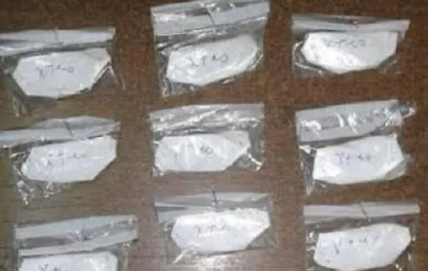 عجوز تصالح خطيب ابنتها بـ75 تذكرة هيروين