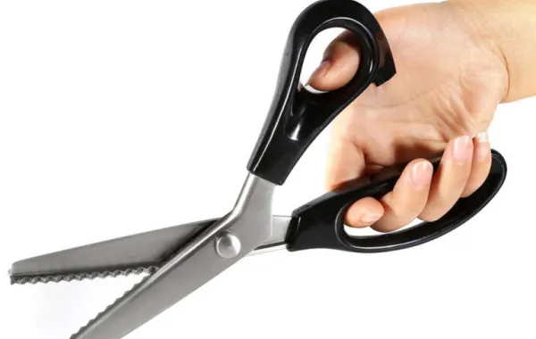 محاكمة خياط بتهمة الاعتداء على آخر بمقص