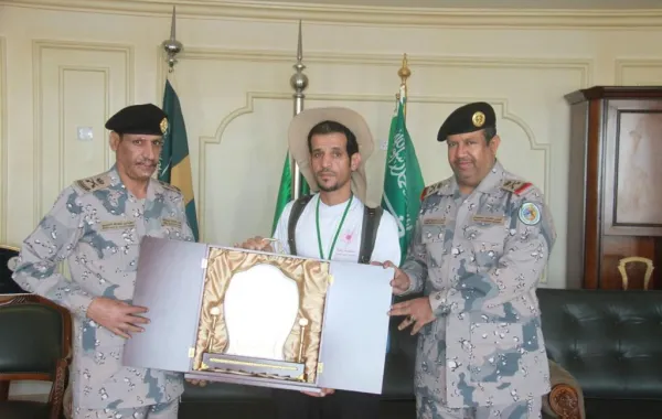 رحالة سعودي يصل إلى الجنوب ماشياً لشكر "المرابطين"