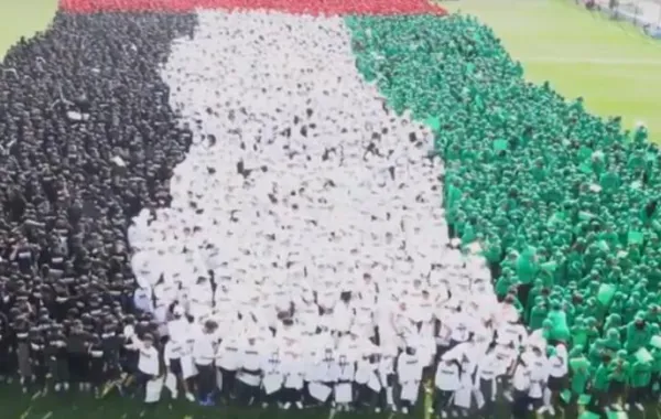 أكبر علم بشري يرفرف في أبو ظبي