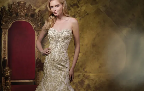 اختاري فستان زفافك من تدرجات الذهبي