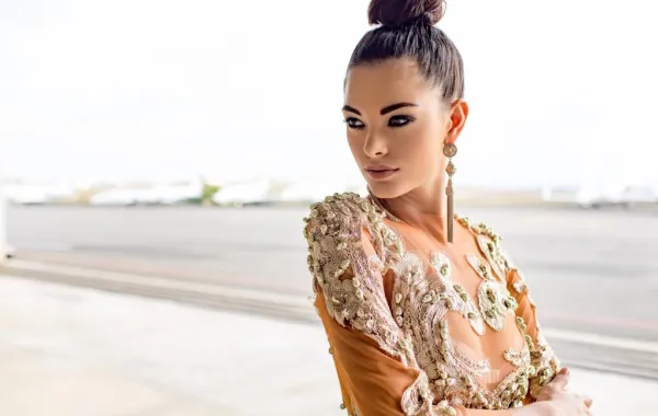 ملكة جمال الكون بـ أزياء فاخرة