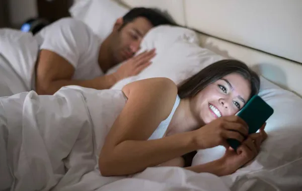يكتشف خيانة زوجته عن طريق برنامج تسجيل مكالمات وفيديو