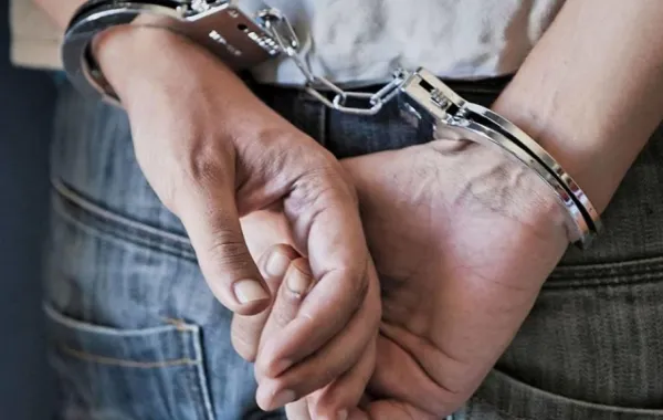 جريمة عائلية مروعة.. زوج يقتل حماه أمام أعين زوجته