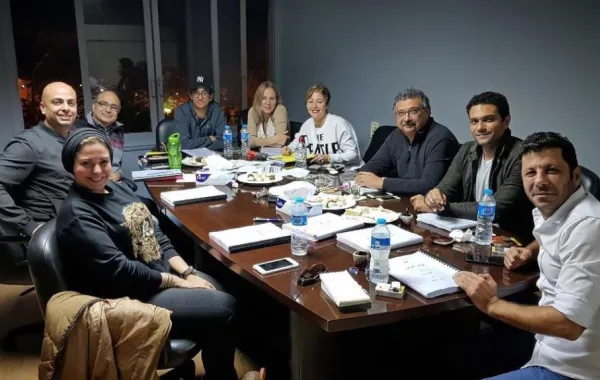 بالصور: نجوم "تراب الماس" ينفون شائعات تأجيله  بـ"قعدة ترابيزة"