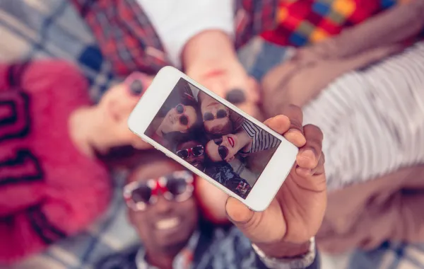 فاتنة بريطانية تواجه السجن فى دبي بسبب "سيلفي"