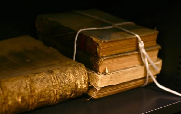 الكتب القديمة تستخدم في تزيين البيوت