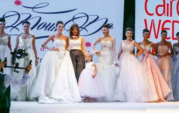 مصممون مصريون يتوّجون فساتين الزفاف