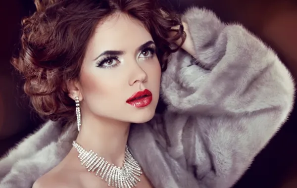 10 عقود من الذهب الأبيض والماس لسهراتك الراقية