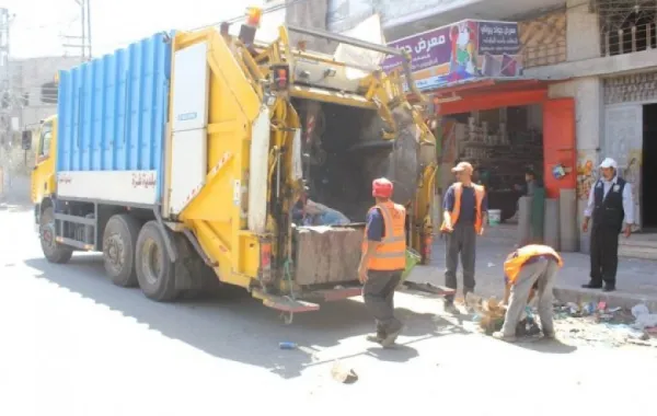 بالفيديو : حاول الهرب من السجن "فأكلته" شاحنة نفايات