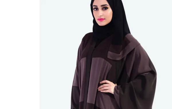 الأسواق السعودية تشهد عودة "العباءة البنطال"