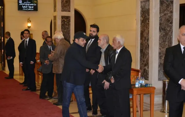 انهيار فيفي عبده في عزاء شادية.. ومحمد هنيدي وإلهام شاهين في مقدمة الحضور