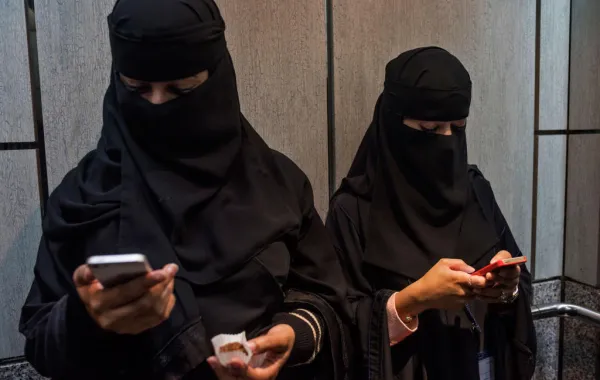 رسالة "واتسآب" غامضة تُقلِق السعوديات!