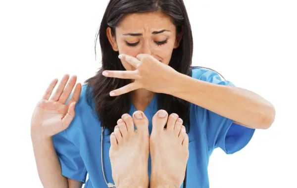 رائحة قدميه تتسبب في حبسه