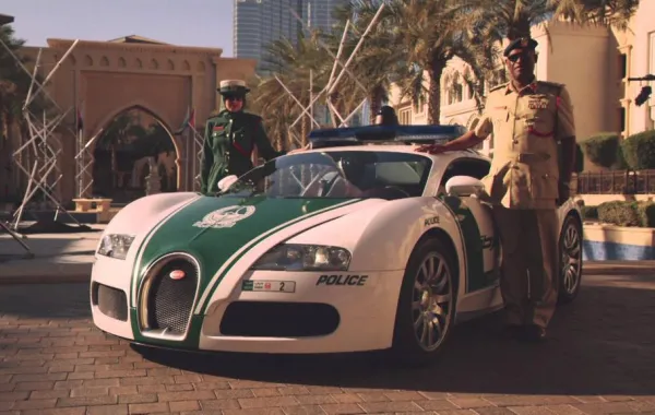 شرطة دبي تدخل "جينيس" بأكبر علم
