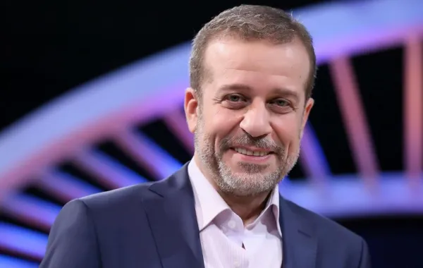 صورة شريف منير في مرحلة الطفولة تحصد إعجاب محبّيه