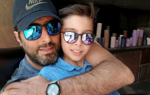 بالصورة: ابن باسم ياخور بين جدّيه وهكذا علّق باسم
