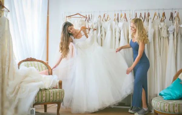 لاختيار فستان الزفاف...لا تصطحبي حماتك!