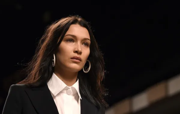 بيلا حديد يإطلالة مميزة من Fendi
