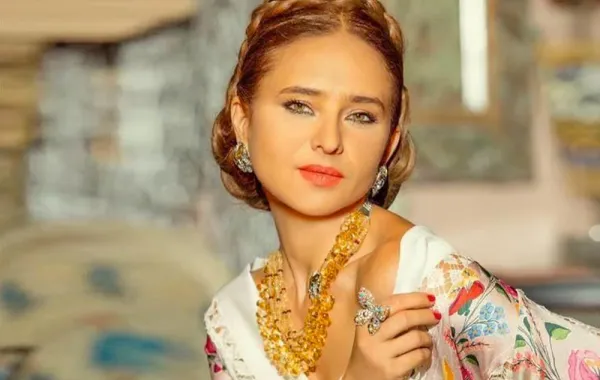 طفلة بريئة الملامح أصبحت نجمة مثيرة الجمال..تعرّفوا عليها!