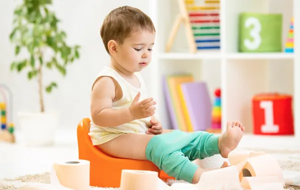 ماذا تفعلين حين يصاب طفلك بالإمساك؟