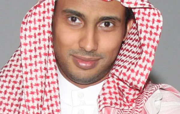 الفنان والكاتب بندر أبو داود يدشّن كتابه العلمي "دور نظم المعلومات الإدارية"