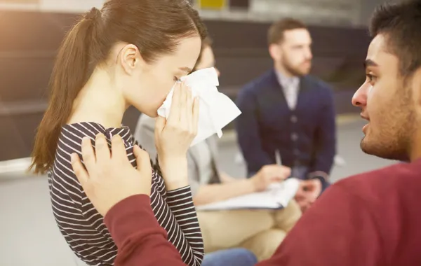 أنا شاب تحبني فتاة مخطوبة!