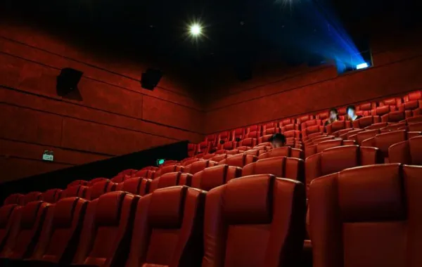 مواقع التواصل الاجتماعي تشتعل بعد قرار عودة السينما
