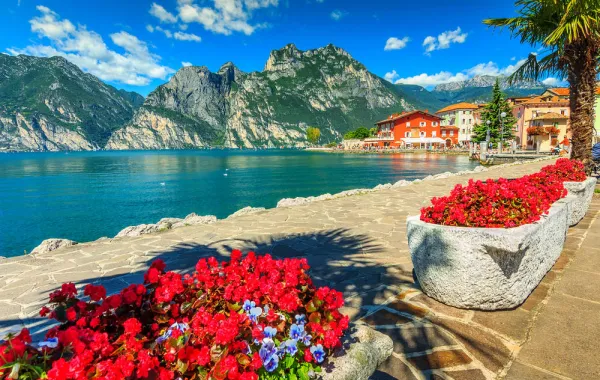 صور سياحية تترجم روعة 5 بحيرات إيطالية