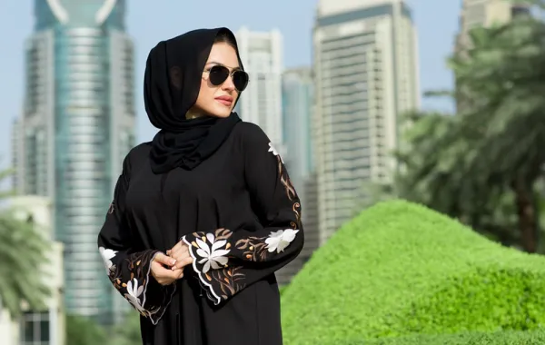 عبايات سوداء تكتسب بلمسات جمالية جريئة
