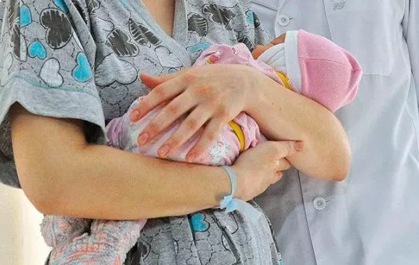 مشفى يحتجز رضيعة ويطالب اسرتها بمبلغ مالي كبير