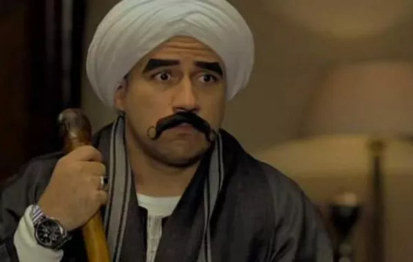 على طريقة محمد رمضان.. أحمد مكي يستعرض عضلاته