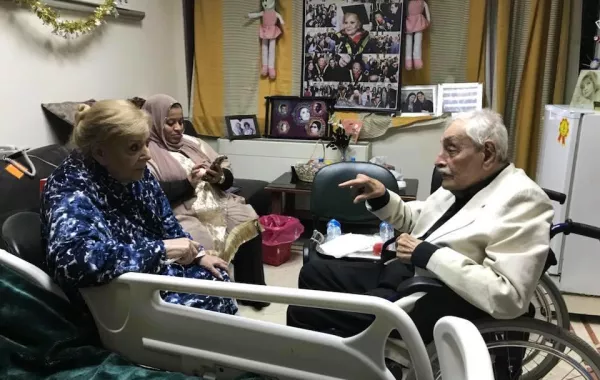 بالفيديو: جميل راتب يزور نادية لطفي على كرسي متحرك