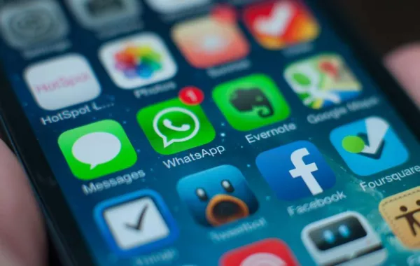 زر على "فيس بوك" ينقلك إلى "واتس اب" مباشرة