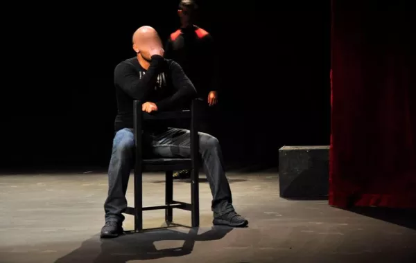 أوّل عرض مسرحي عربي يقدمه مساجين حقيقيّون للجمهور خارج السّجن