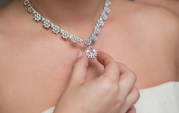 10 موديلات عقود تليق باحتفالات العام الجديد