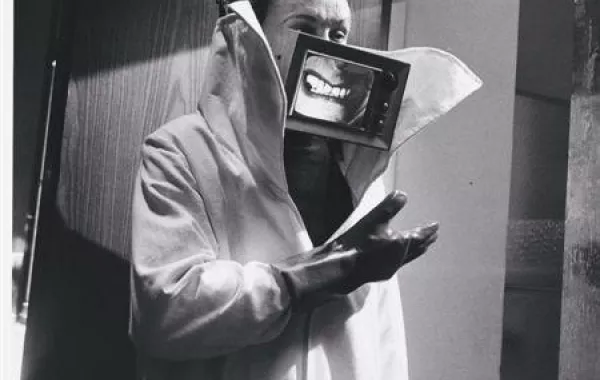 الفيلم الأرجنتيني "اللاقط الهوائي" .. حين يجتمع رأس المال والإعلام لتخدير الناس