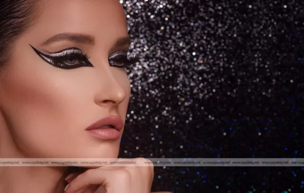 ايلاينر غليتر وأسود لسهرات نهاية السنة