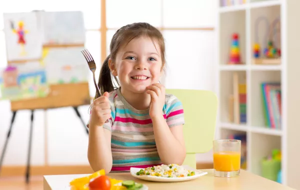 10 أخطاء غذائية تقعين فيها أثناء تقديم الطعام لأطفالك