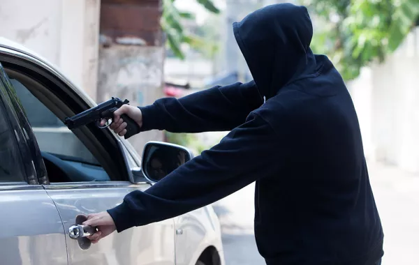 فيديو.. لصوص يسرقون سيارة تحت تهديد السلاح في السعودية