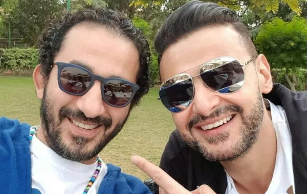 بالفيديو والصور:هل وقع أحمد حلمي ضحية مقالب رامز جلال وابنه؟