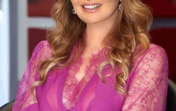 يسرا تتألق بقميص زهري من تصميم إيلي صعب
