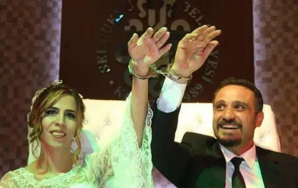 شرطية تركية تقود عريسها بـ"الكلبشات" إلى صالة العرس