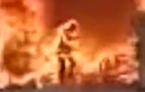 بالفيديو: صيني يخاطر بحياته وسط النار لينقذ هاتفه الجوال