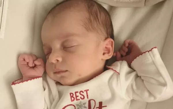 بعد 24 عامًا من التجميد.. ولدت الطفلة إيما