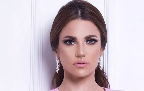درة زروق تتألق بالأبيض بفستان من تصميم علاء نجد
