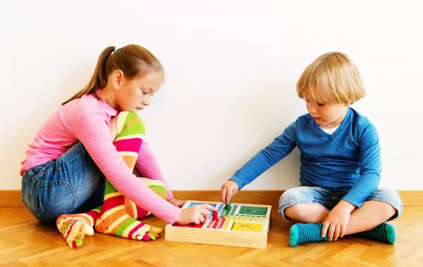 ما هي سلبيات تقارب السن بين الأبناء؟