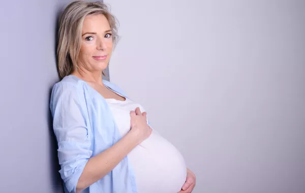 نساء من المشاهير يحملن بعد سن الأربعين